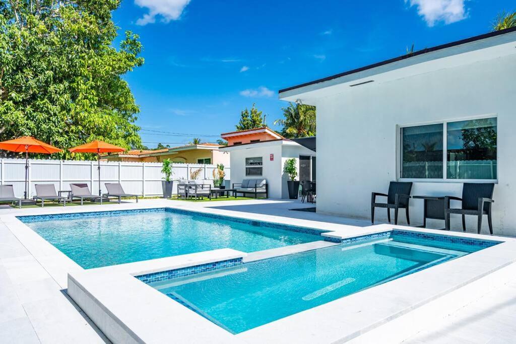 Stylish 4 Bedroom Home With Pool, 12 Minutes To The Beach Miami Exterior foto