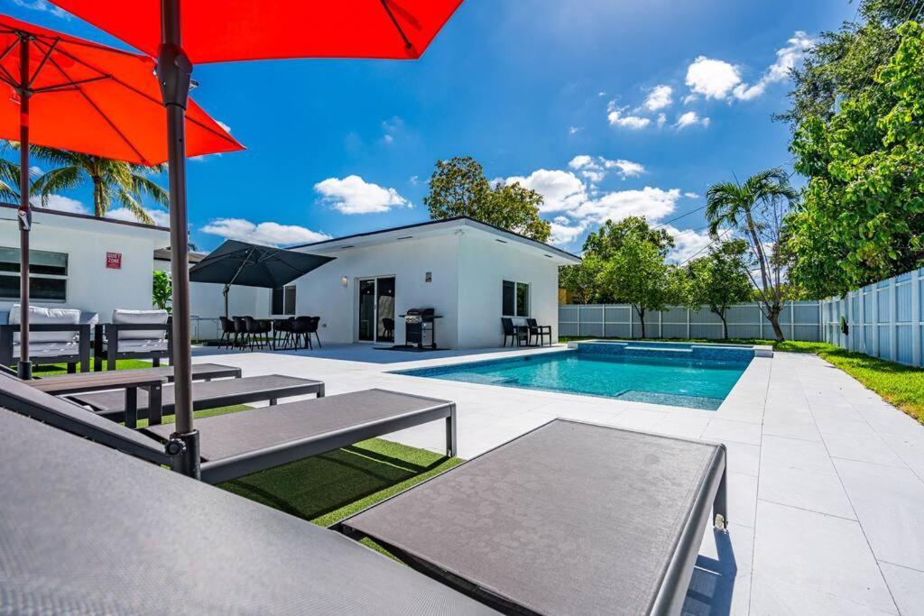 Stylish 4 Bedroom Home With Pool, 12 Minutes To The Beach Miami Exterior foto