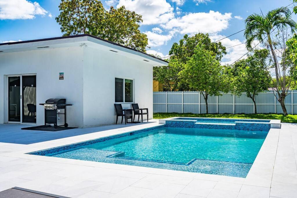 Stylish 4 Bedroom Home With Pool, 12 Minutes To The Beach Miami Exterior foto