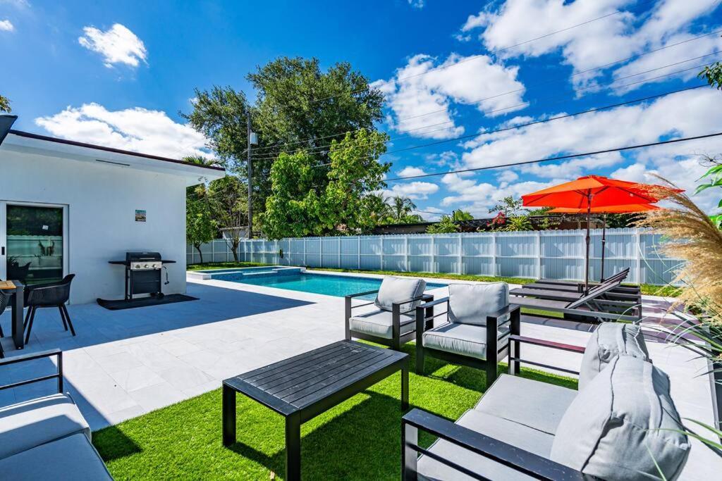 Stylish 4 Bedroom Home With Pool, 12 Minutes To The Beach Miami Exterior foto