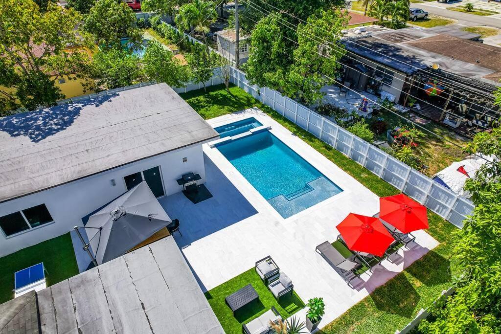 Stylish 4 Bedroom Home With Pool, 12 Minutes To The Beach Miami Exterior foto